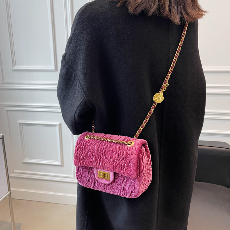 Höst och vinter för kvinnor 2024 Nytt mode Camellia sammetskedja Liten fyrkantig fet underarm Crossbody-väska_voghion.com