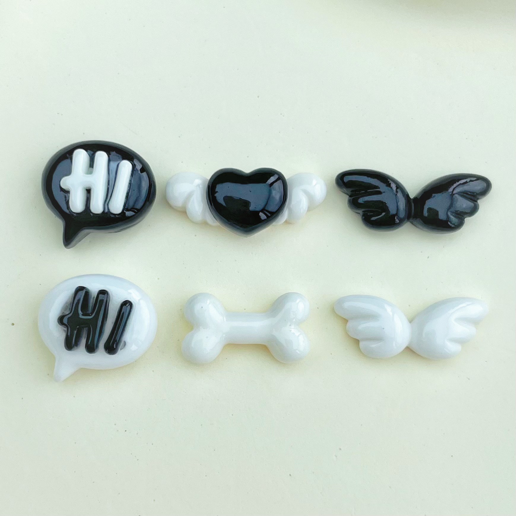 Alas negras hueso blanco brillante mini tamaño pequeño resina accesorios crema teléfono Shell clip de pelo negro y blanco pendientes