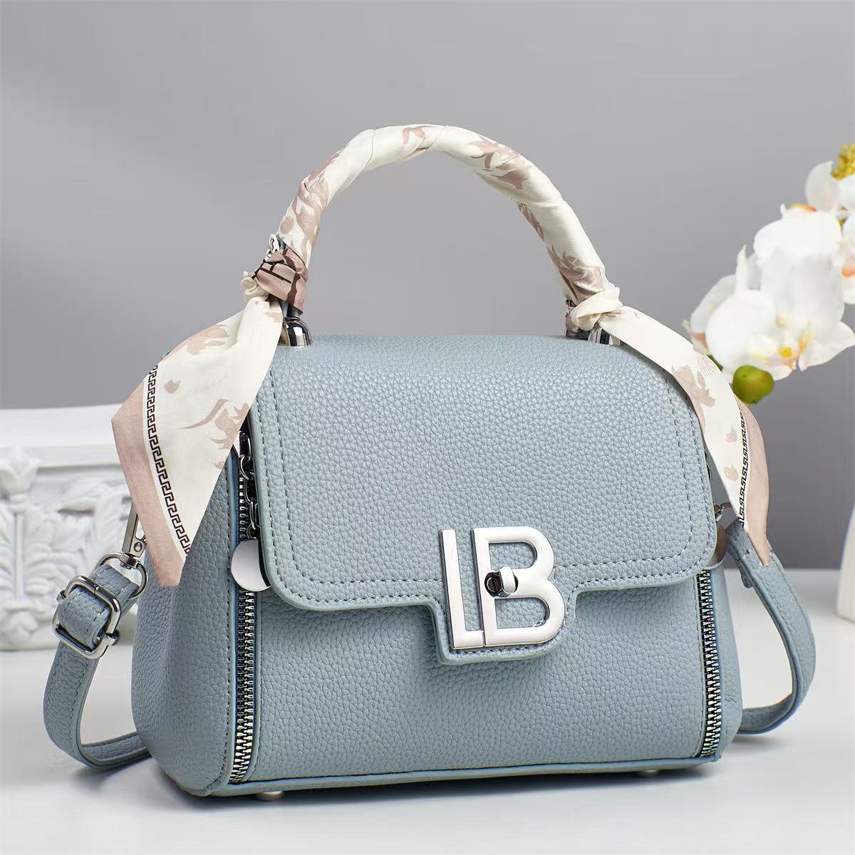 2025 nuevo bolso de hombro de moda bolso de mensajero de cuero suave para mujer bolso ligero para mujer bolso pequeño para mujer verano textura versátil image 3