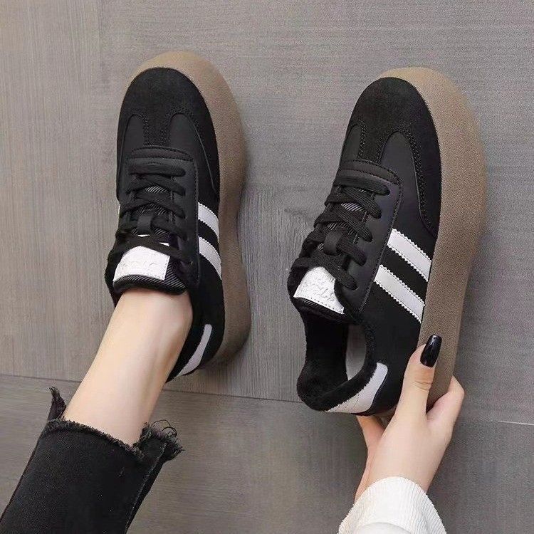 Zapatos de entrenamiento de base gruesa para mujeres 2024 verano nuevos zapatos deportivos blancos populares en línea retro zapatos casuales