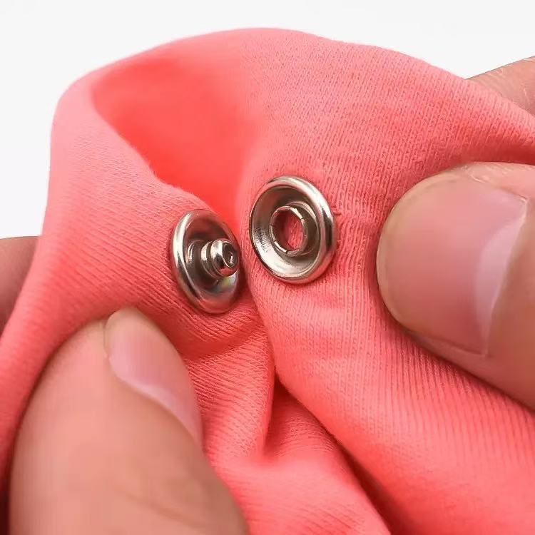 Pasando en el comercio electrónico de cinco dedos hebilla de cobre bebé trepa ropa de botón de acero inoxidable sin costura hebilla de garra ropa infantil DIY botón