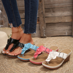 Foreign trade plus size wedge slippers for women 2024 new flower belt buckle casual solid color retro herringbone slippers cross