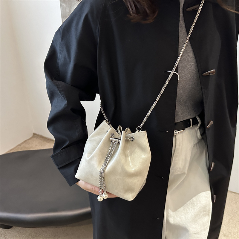 Bolso de balde popular de este año para mujeres 2024, nuevo bolso de cadena de diamante de moda, bolso de alta calidad, textura versátil, mochila pequeña.