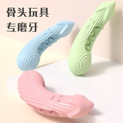 犬は噛んで歯ぎしりをします。