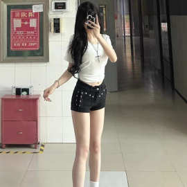 小个子美式黑色铆钉牛仔短裤女2025低腰夏季辣妹显瘦紧身包臀热裤