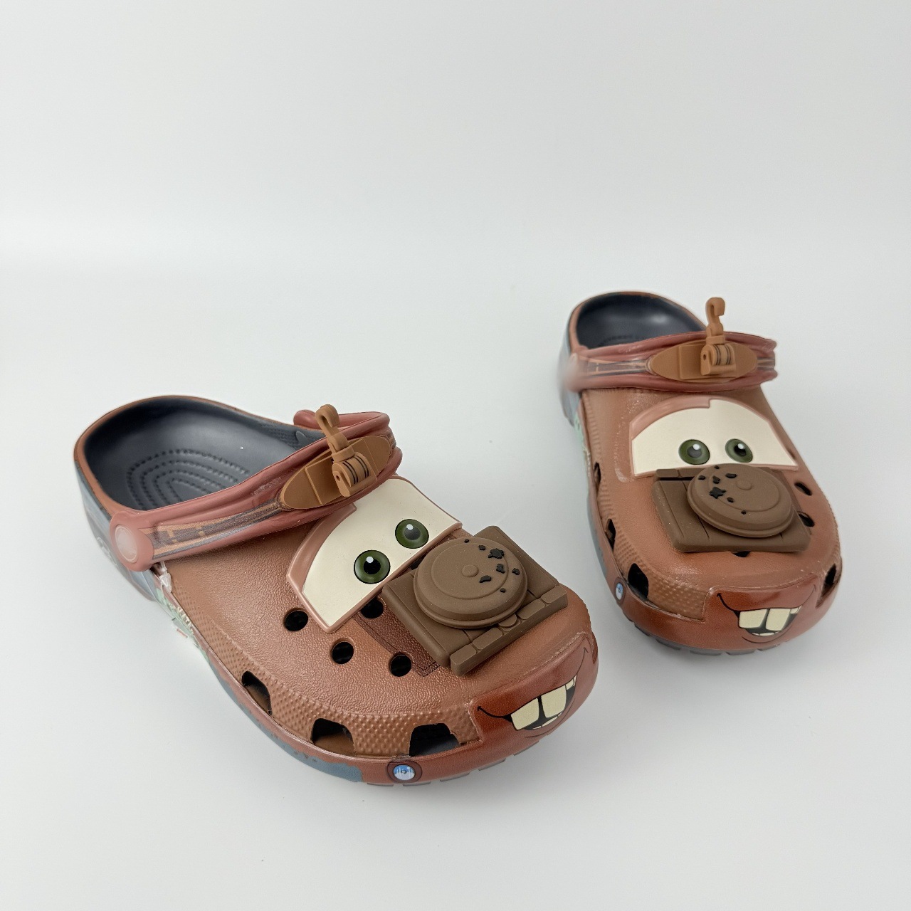 Zapatos de agujero cruzado zapatillas nuevas zapatillas de automóviles movilización matriz McQueen padres-hijos antideslizantes fabricantes de ventilación al por mayor