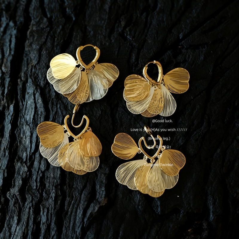 【Autumn Leaves】Beautiful Gold and Silver Two-Tone Ginkgo Leaf Tassel Earrings Non-Pierced Ear Clips for Women Hollow Studs 【Autumn Leaves】Beautiful Gold and Silver Two-Tone Ginkgo Leaf Tassel Earrings Non-Pierced Ear Clips for Women Hollow Studs