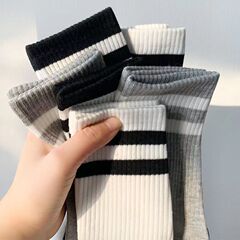 靴下とサメのズボンの子供の中筒の靴下の秋冬の白いストライプのinsの潮の運動は汗を吸います。