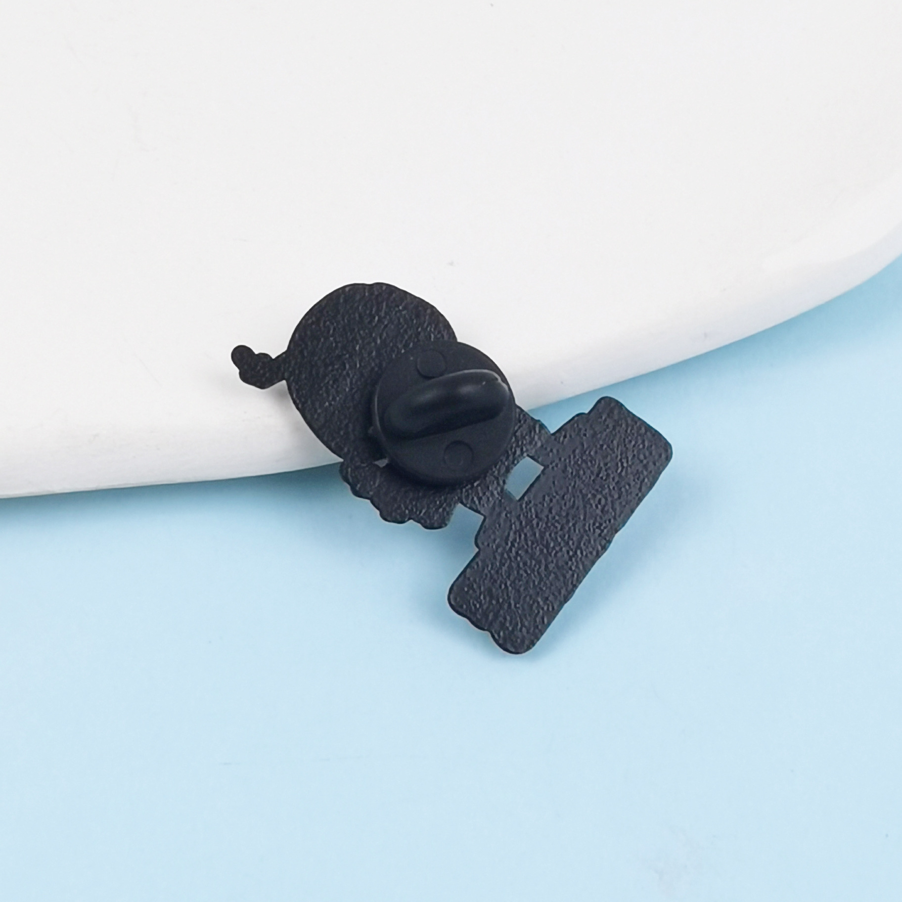 Insignia de dedo medio divertido, accesorios de insignia de villano, diseño creativo, frases en inglés, ropa de dibujos animados, broche, venta al por mayor transfronteriza