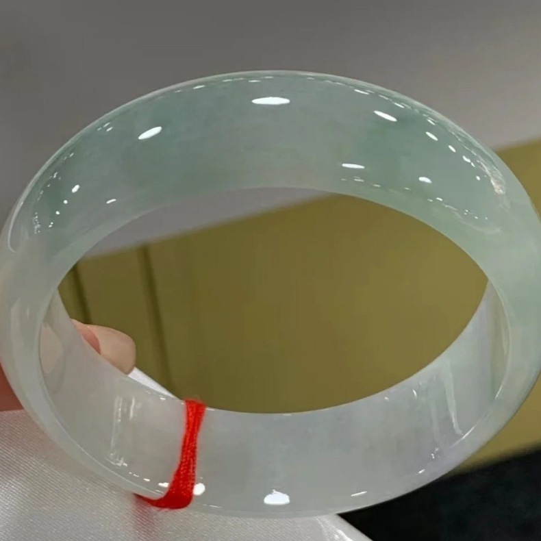 Vòng tay ngọc bích tự nhiên Miến Điện băng xanh nhạt viền rộng trong suốt chi tiết 4