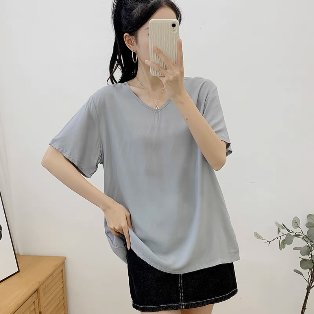 Camiseta de verano de mujer suelta blanca, manga corta con cuello en V, talla grande, seda de algodón de longitud media, camiseta de color sólido simple, camisa de fondo