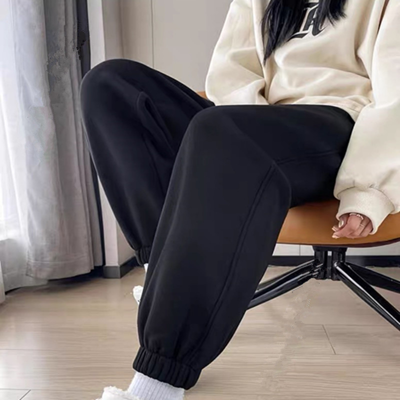 단색 레깅스가 달린 얇은 검정색 바지