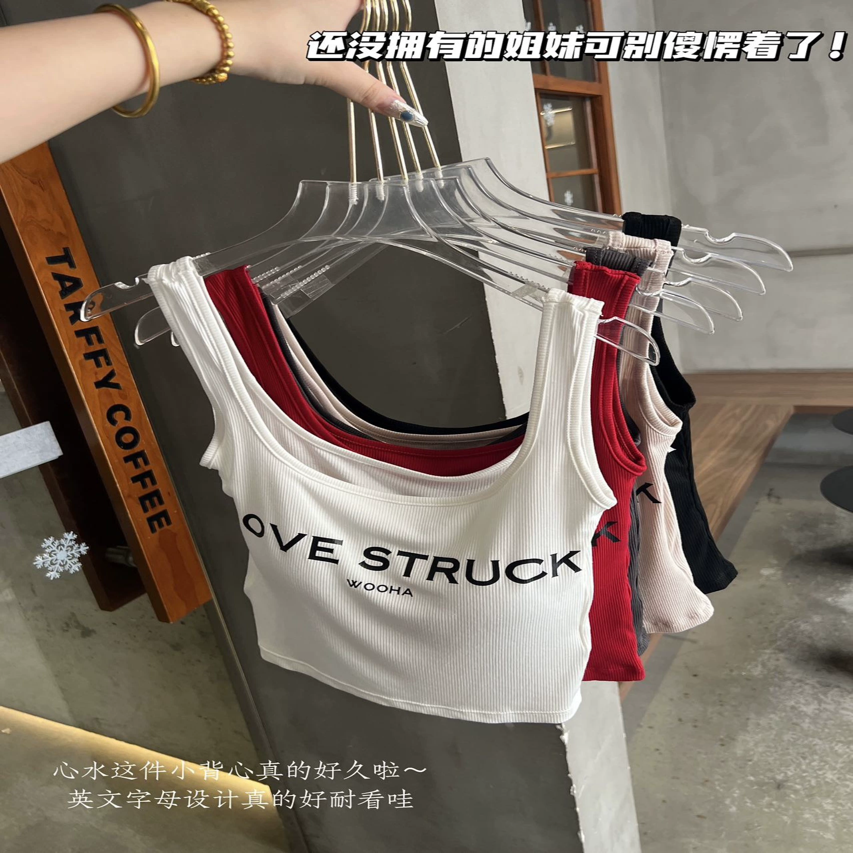 Американский алфавит с принтом короткая горячая девушка носит камзол на улице