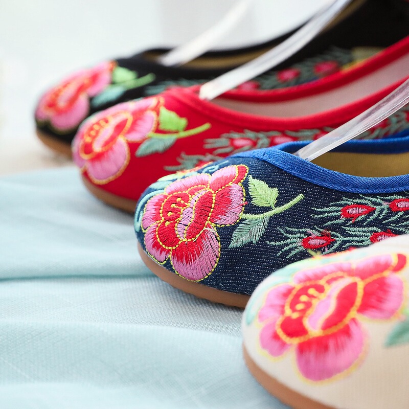 No shoe box one-piece delivery ethnic style low heel shoes High Heels travel shoes embroidered cloth shoes women's shoes