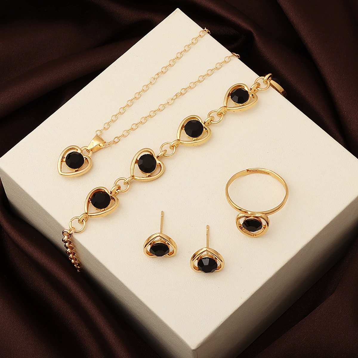 Европейский и американский хит продаж, модный легкий роскошный полый комплект в форме сердца, ожерелье, серьги, кольцо, браслет, комплект из четырех предметов, оптовая продажа, готовый склад