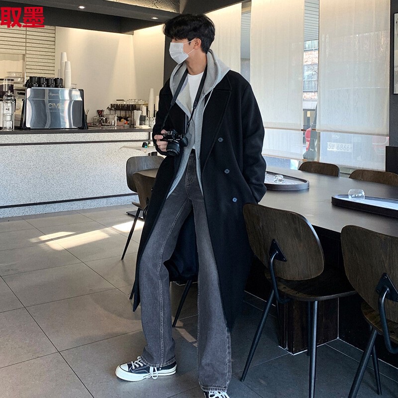 韓系は黒い毛のコートを着ています。|undefined