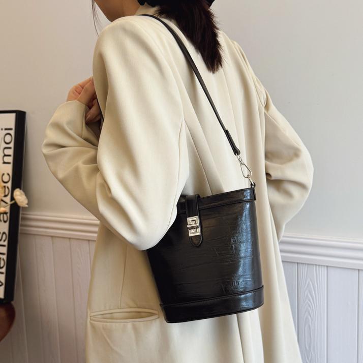 Moda simple bolso de cubo portátil mujer 2025 nuevo estilo versátil retro bolso de hombro casual alta sensación de mochila