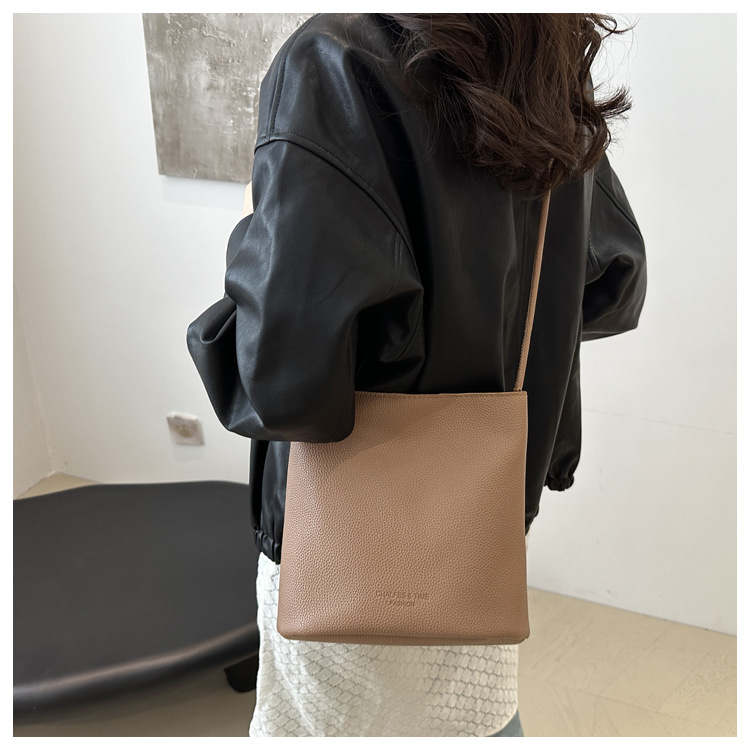 Solid-color simple single-shoulder casual. This year, the retro large-capacity 2024 new autumn crossbody bucket bag for women is in vogue undefined
