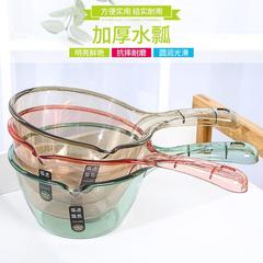 メーカーは家庭用の透明なプラスチックの水を提供しています。
