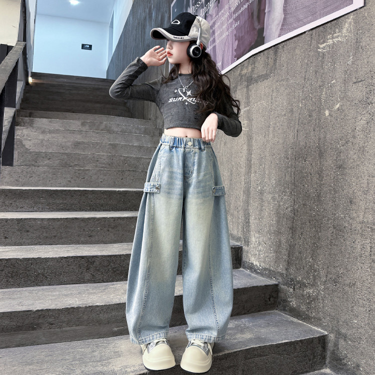 Jeans in denim effetto used per bambini con orlo grezzo e vestibilità comoda - Jeans elasticizzati in vita azzurri per bambine (3-8 anni), stile streetwear alla moda_voghion.com