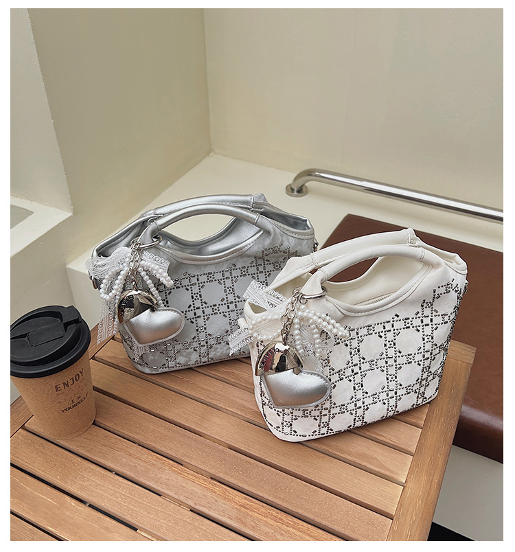 Summer fashion women's versatile hand-held niche crossbody design 2025 simple crossbody bucket bag, new Korean style for commuting full figure
