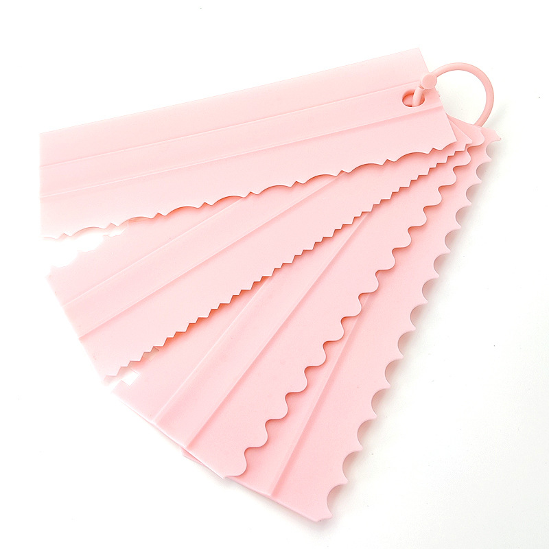 En stock raspador de masa de plástico de tres piezas de plástico nuevo peine pastel raspador patrón crema raspador Conjunto de 4 piezas