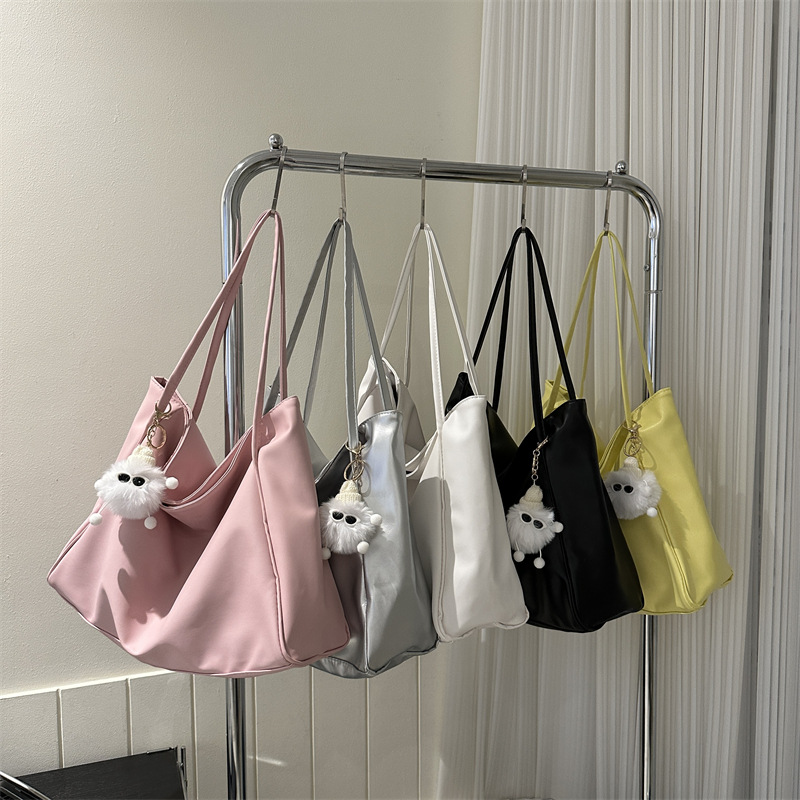 Bolsa de cuero suave de alta capacidad de moda moda 2023 verano nuevo bolso de ocio de aire extranjero bolso de hombro axilar