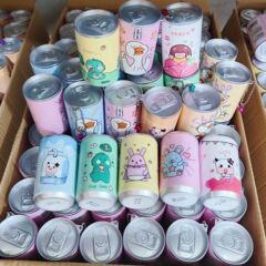 学生のかわいいアイデアミニおもちゃはコーラ缶のウェットティッシュを持ち歩いています。