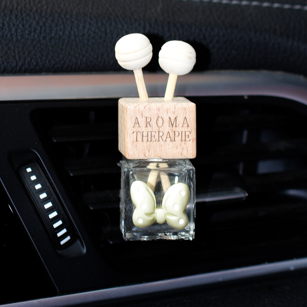 La botella vacía de perfume de la salida de aire del automóvil se puede llenar por sí misma. El aceite esencial de aromaterapia del automóvil se puede volatilizar y expandir la fragancia.