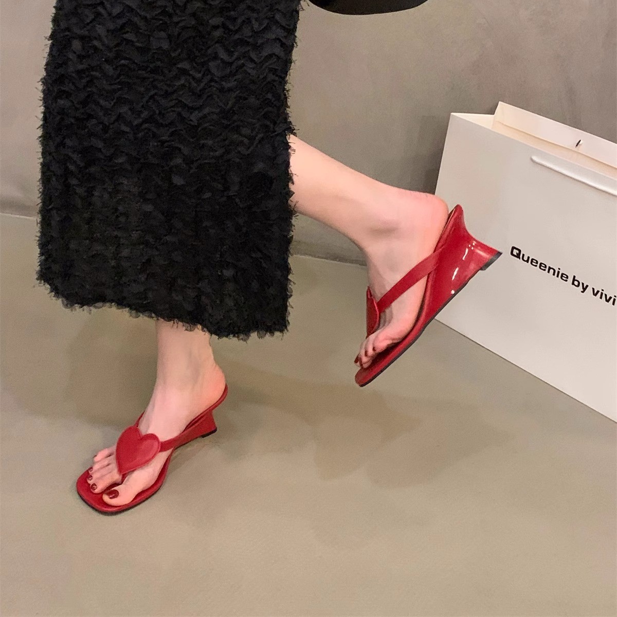 Zapatos rojos de tacón alto, chanclas de cuña, zapatos de mujer, sandalias y sandalias de amor de temperamento de verano 2025