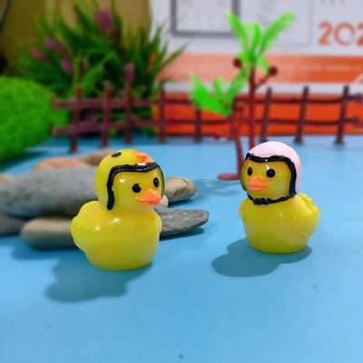 新款頭盔情侶鴨擺件微景觀造景擺件樹脂工藝品小動物造型魚缸