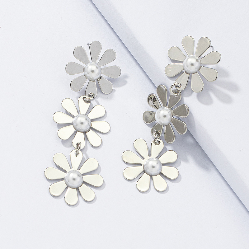 Retro Fashion Flower Pearl Earrings display picture 1