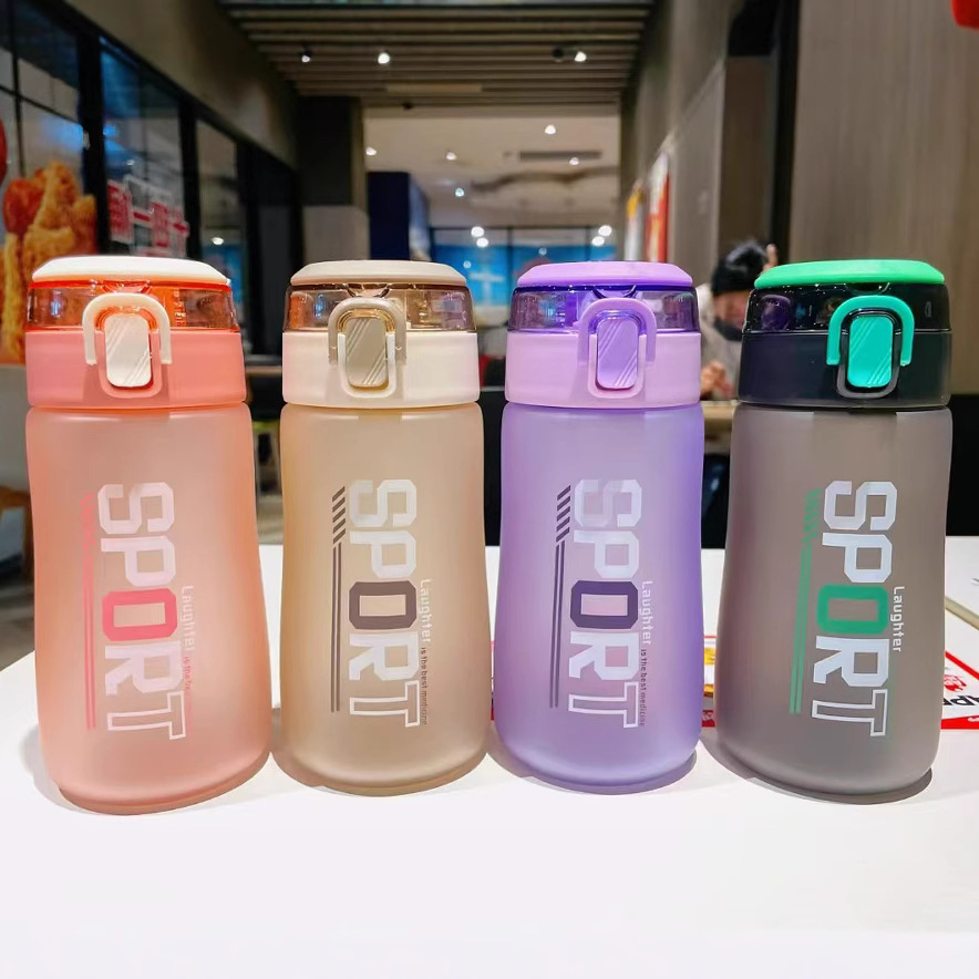 Amazon venta caliente con tazas de agua para adultos de alto valor con tazas de plástico de paja para estudiantes tazas deportivas portátiles