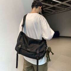 大容量カバー付きシングルショルダーバッグ男性機能郵便バッグファッションブランドの女性ショルダーバッグinsファッションクールな日系カップルバッグ