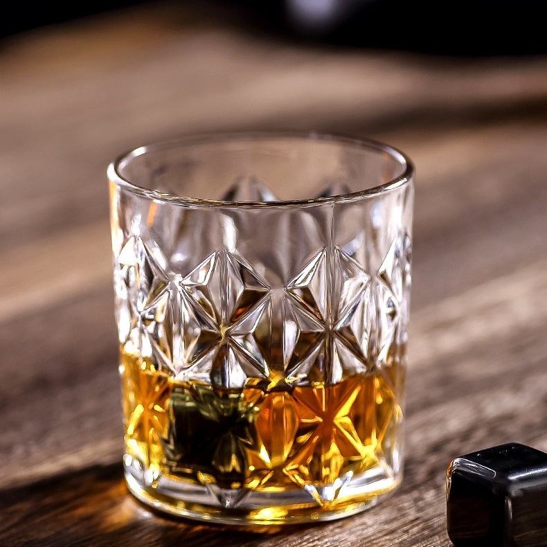 Relieve al por mayor tazas clásicas tazas de whisky tazas de cerveza tazas de vidrio creativas tazas de bebida tazas de agua