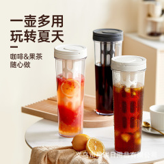 コーヒーの冷たいポットはフィルター付きの冷たい水筒を持っています。