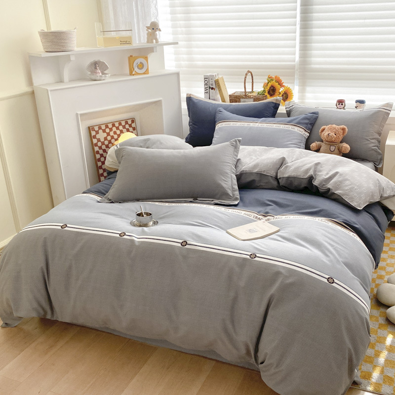 Pequeñas flores de algodón de cuatro piezas de una sola cama impresa cubierta de edredón dormitorio de estudiantes cama de algodón de tres piezas de una sola cama cubierta de edredón