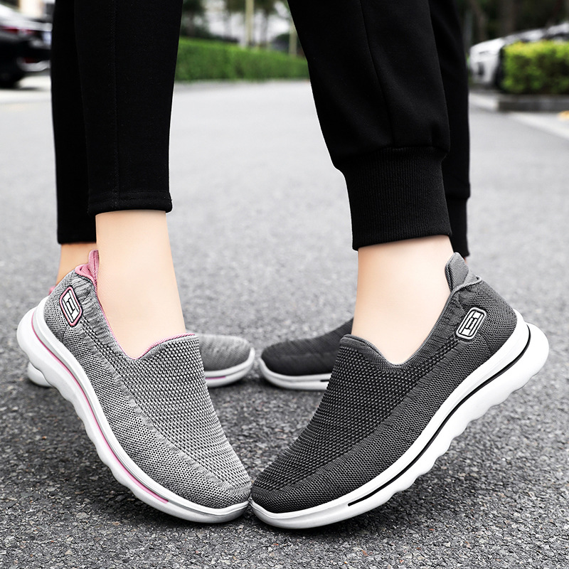 Zapatos casuales de primavera para hombre del fabricante original, cómodos zapatos sin cordones de suela blanda para papás de mediana edad y mayores.