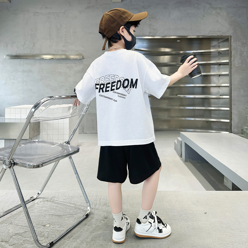 Zomer set voor jongens met t-shirt en korte broek_voghion.com