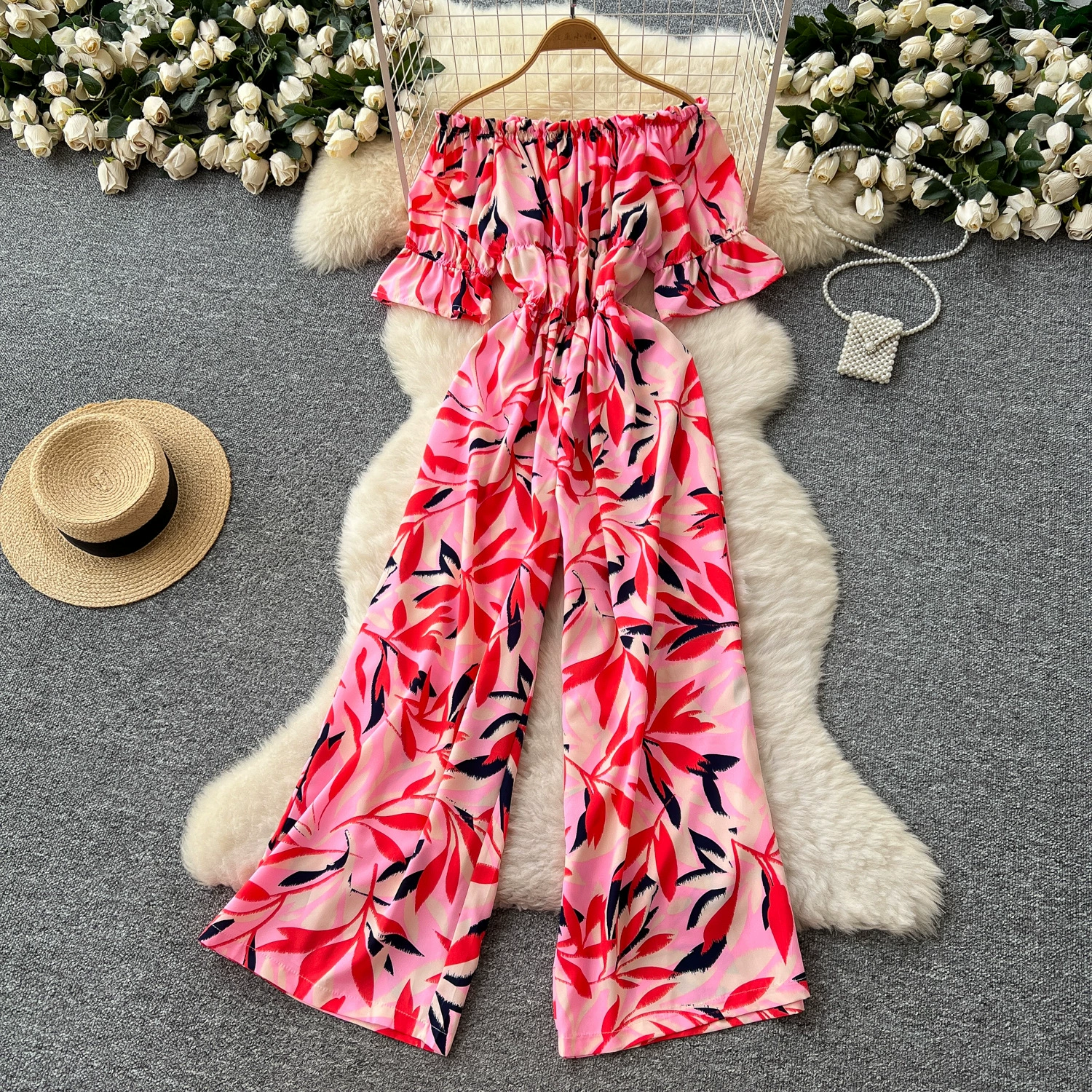 Женский летний комбинезон 2025 года с одним плечом, расклешенными рукавами, завышенной талией, принтом, высокой талией, свободного кроя и широкими штанинами.
