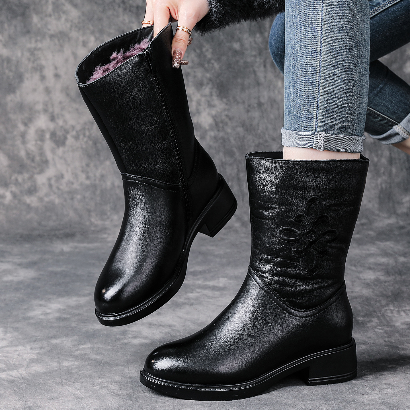 真羊毛女靴粗跟中筒靴冬季加绒妈妈靴纯牛皮复古绣花中老年马丁靴