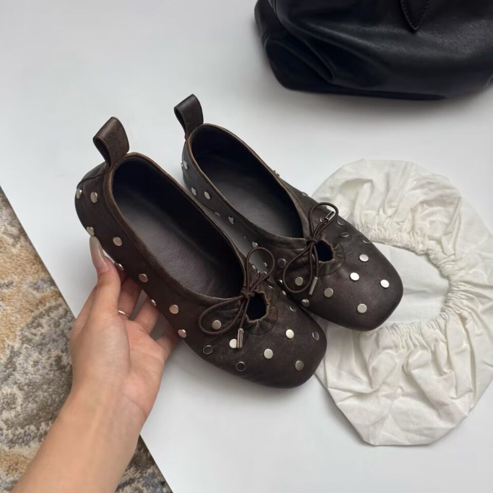 Giày bệt nữ Mary Jane da bò mũi vuông đính đinh tán , buộc dây, đế bằng 1 cm — Màu nâu