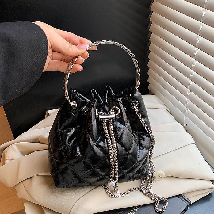 Bolso de cadena de diamantes para mujer 2025 nuevo bolso de cubo de nicho de sentido de alta gama salvaje bolso de mensajero de hombro popular de verano