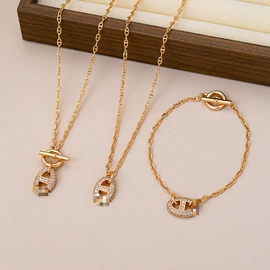 项链;耳环;手链