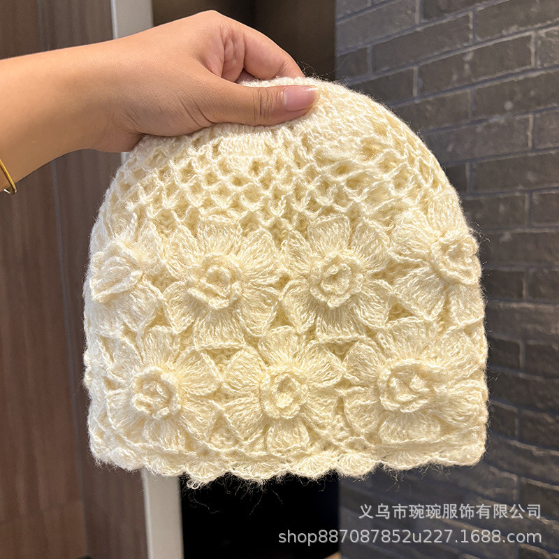 秋冬の手作りのかぎ針は透かし彫りの立体の花の二重の毛糸の帽子を編みます。|undefined