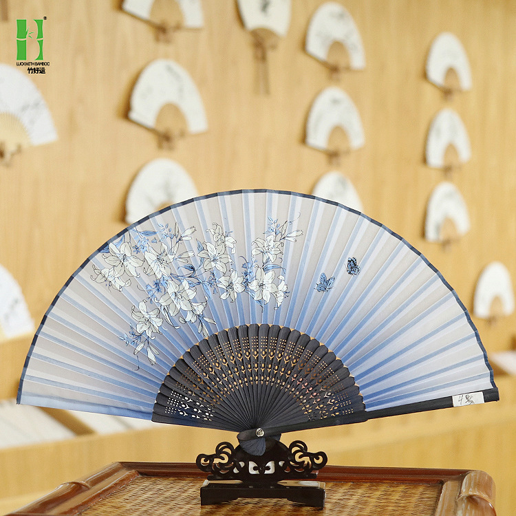 Ventilador antiguo estilo al por mayor Fan bolsa traje artesanía regalo ventilador cara de seda ventilador de publicidad estilo chino plegable ventilador femenino al por mayor