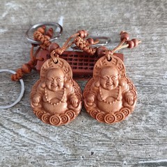 高品質のピーチウッド木彫りキーホルダーペンダントマネーブッダ車のキーホルダー大腹弥勒仏男性と女性のポータブルペンダント