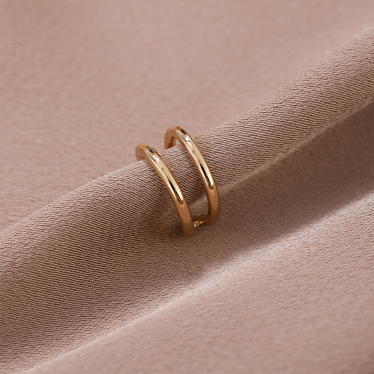 Estilo coreano personalizado pendientes simples de alta calidad en forma de U irregular clip de oreja cuadrada simple clip de hueso de oreja sin oreja al por mayor