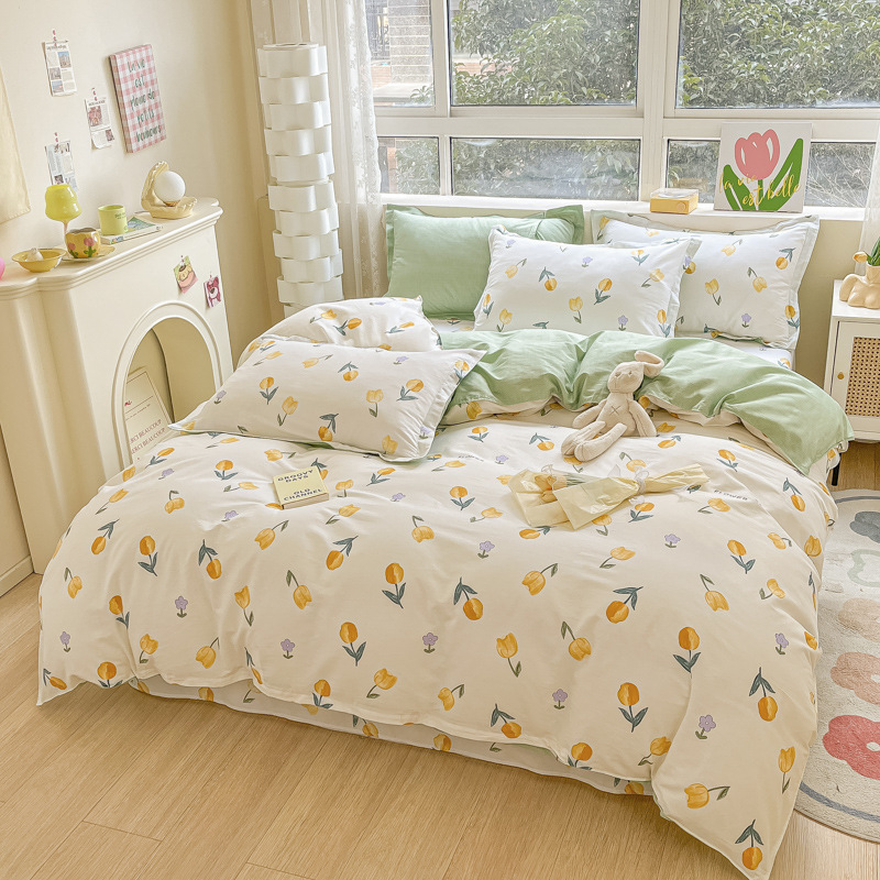 Pequeñas flores de algodón de cuatro piezas de una sola cama impresa cubierta de edredón dormitorio de estudiantes cama de algodón de tres piezas de una sola cama cubierta de edredón