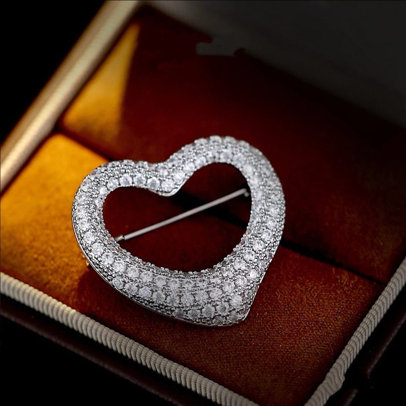 French Elegant Heart Brooch for Women, Classy, Exquisite, Fashionable, Restrained and Atmospheric Heart-Shaped Corsage Brooch, Classy Gift